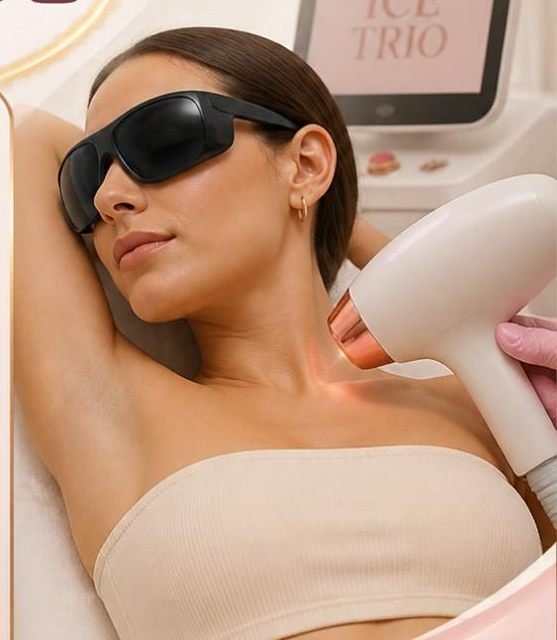 Sesión de depilación láser en axila con lentes de protección