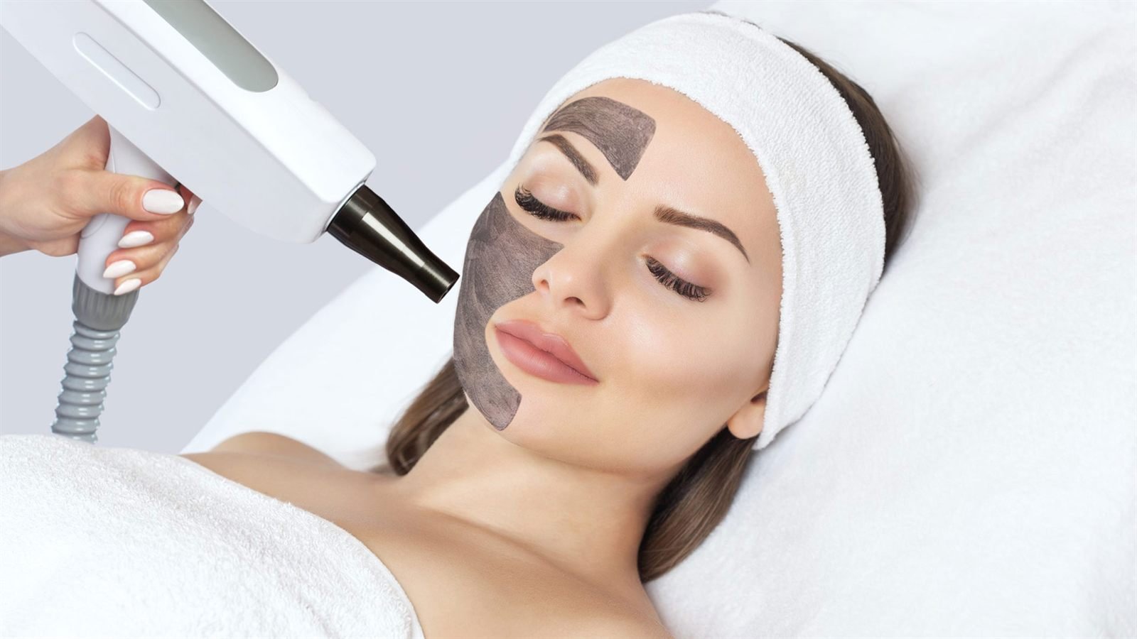 Tratamiento Hollywood Peel con mascarilla de carbón